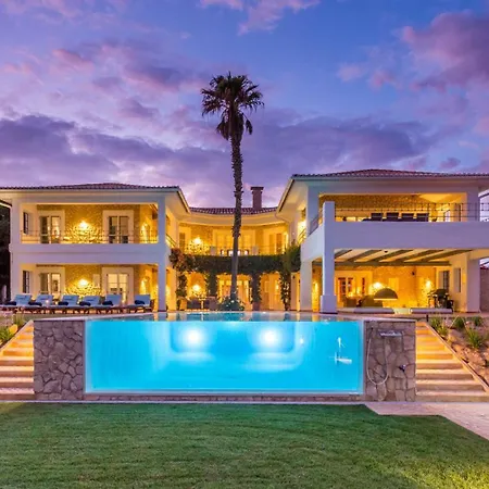 Luxury By The Sea With Ocean Views Villa *